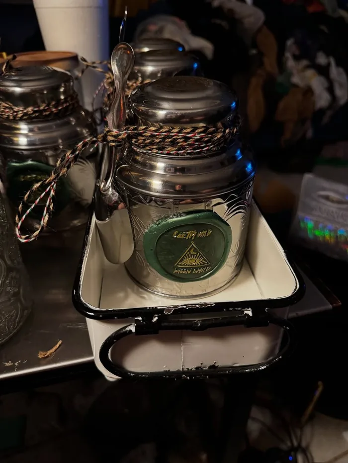 Loose-leaf tea tins